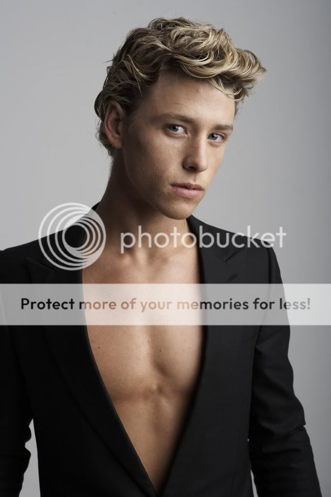 Fotos de Mitch Hewer sin camise...